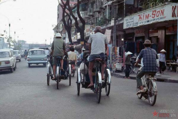 Tháng 10/1968. Những chiếc xích lô đạp trên đường Lê Lợi.