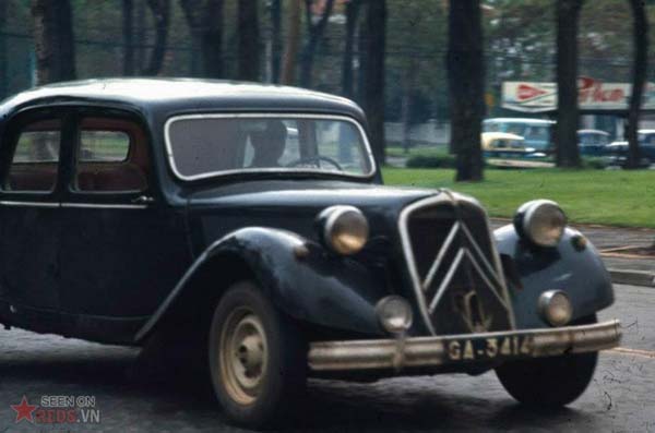 Tháng 6/1969. Một chiếc xe Citroen Corporal trên đường.