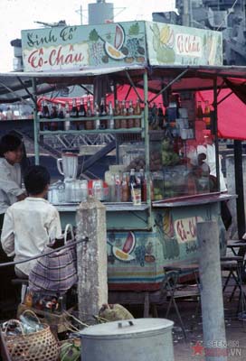 Tháng 10/1968. Quầy giải khát gần bến phà.