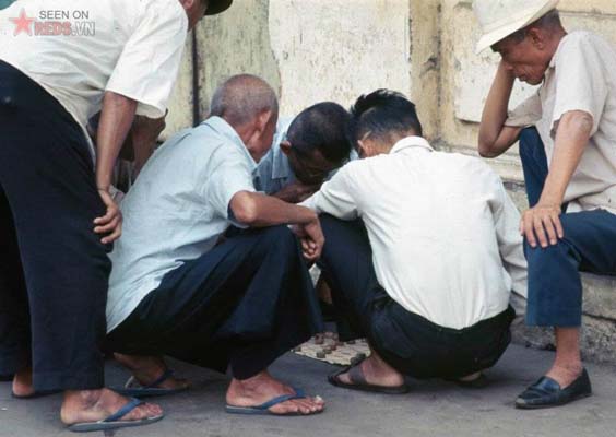 Tháng 11/1968. Tụ tập chơi cờ trên phố.