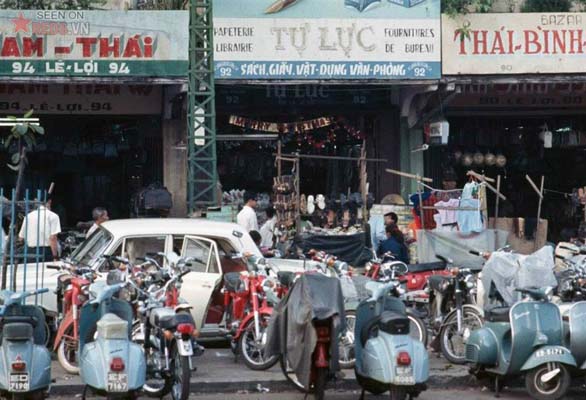 Tháng 11/1968. Những cửa hàng trên đường Lê Lợi.