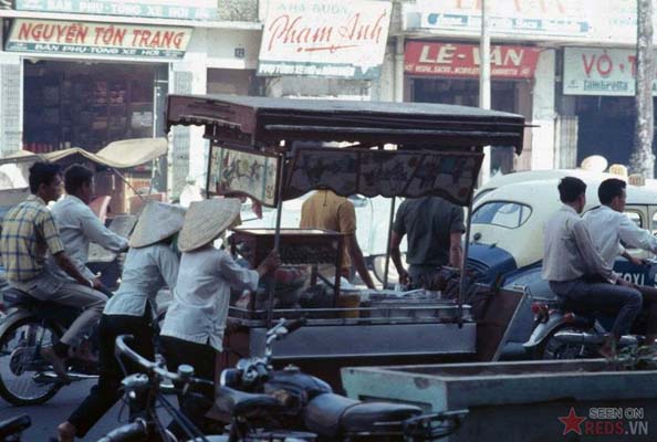 Tháng 11/1968. Một chiếc xe người Mỹ gọi là "chop chop cart", còn người Việt gọi là xe mì hoặc xe phở tùy thuộc vào loại thức ăn bán trên xe.