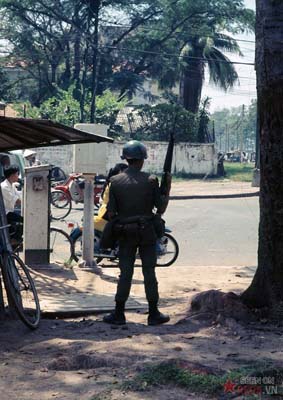 Tháng 11/1968. Người lính VNCH đứng cảnh giới trên một con đường.