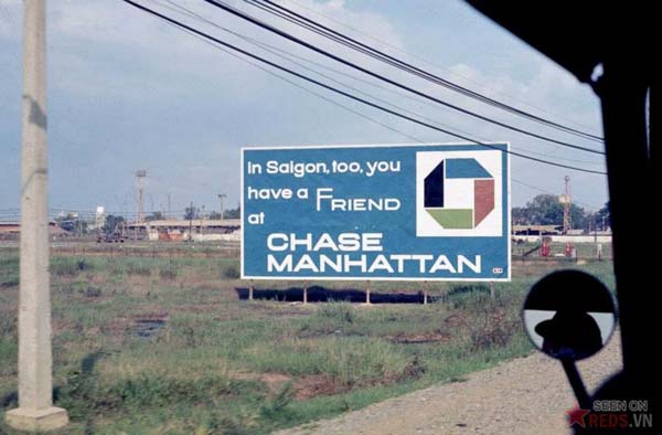 Tháng 11/1968. Biển quảng cáo của ngân hàng Chase Manhattan phía bên ngoài trụ sở MACV (Bộ chỉ huy Viện trợ Quân sự Mỹ tại Việt Nam).