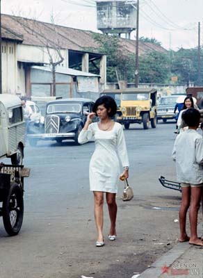 Tháng 12/1968. Một người phụ nữ rảo bước trên đường Phạm Ngũ Lão.