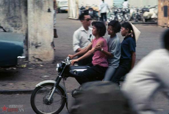 Tháng 12/1968. Một chiếc xe máy kẹp 3 trên đường phố.