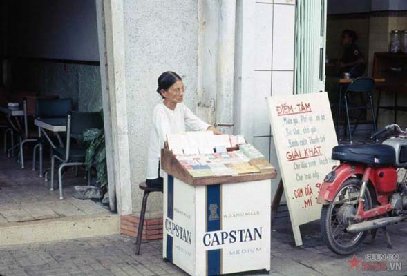 Tháng 10/1968. Một cụ bà bán thuốc lá trên vỉa hè.