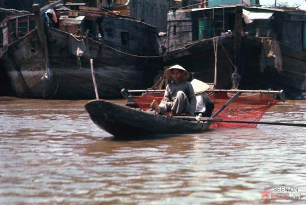 Tháng 2/1969. Chèo thuyền bằng chân.