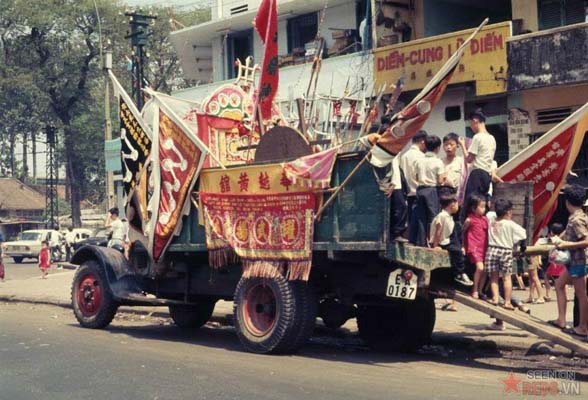 Tháng 2/1969. Những đứa trẻ bên chiếc xe chở đạo cụ biểu diễn ngày Tết.